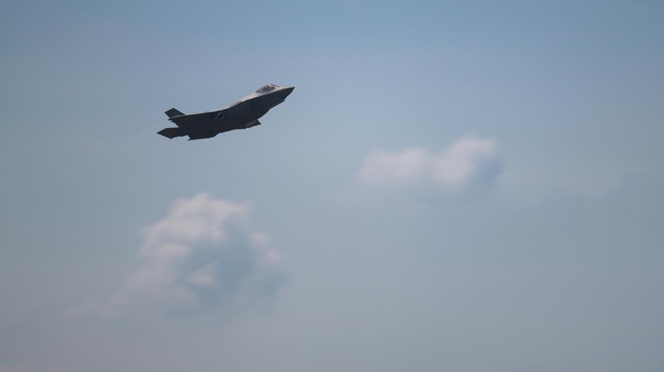 Un aereo militare in volo.
