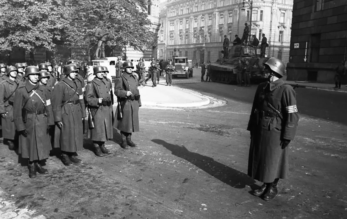 Pfeilkreuze in den Straßen von Budapest im Jahr 1944.