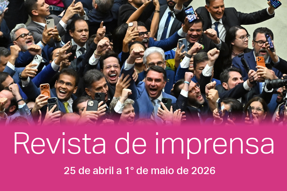 Legislando em causa própria: parlamentares de partidos de extrema-direita (com Flavio Bolsonaro ao centro) comemoram a aprovação de lei que significa um passo a frente na redução da pena por tentativa de golpe de Estado do ex-presidente Jair Bolsonaro. Brasília, em 30 de abril.
