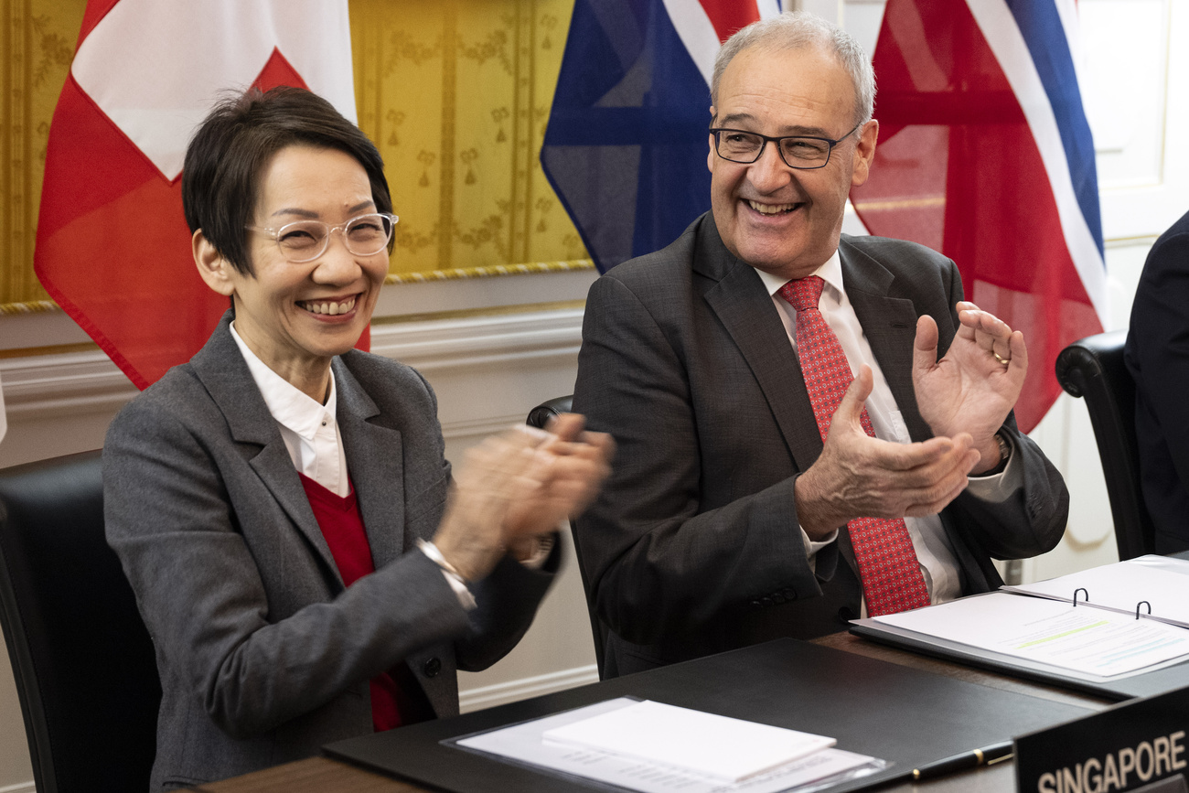 Federal Councillor Guy Parmelin (right) and Grace Fu, Singapore’s Minister for Trade Relations, signed the Digital Economy Agreement between EFTA and Singapore in Bern on 25 September 2025.