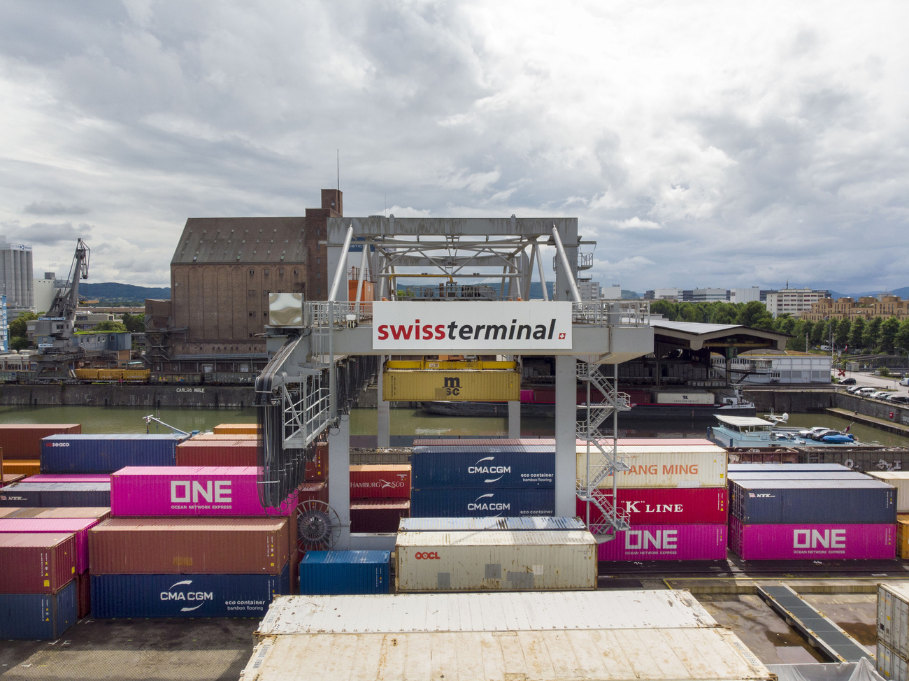 En la terminal de transbordo de Swissterminal, situada en el Puerto de Suiza —Puertos suizos del Rin— en Basilea-Kleinhüningen, se procedió al transbordo de los contenedores del agua al ferrocarril y al camión.