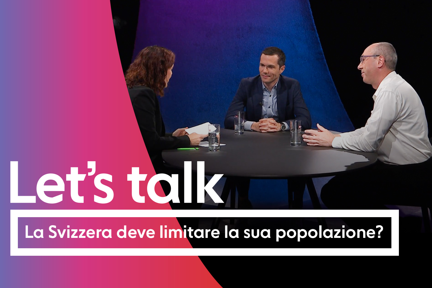 tre persone discutono attorno a un tavolo