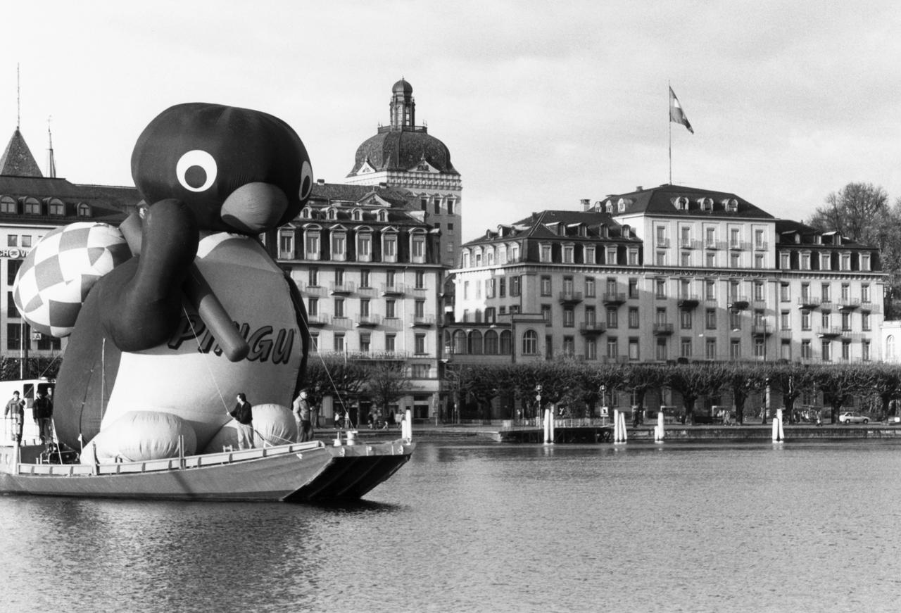 Pingufigur auf einem Floss
