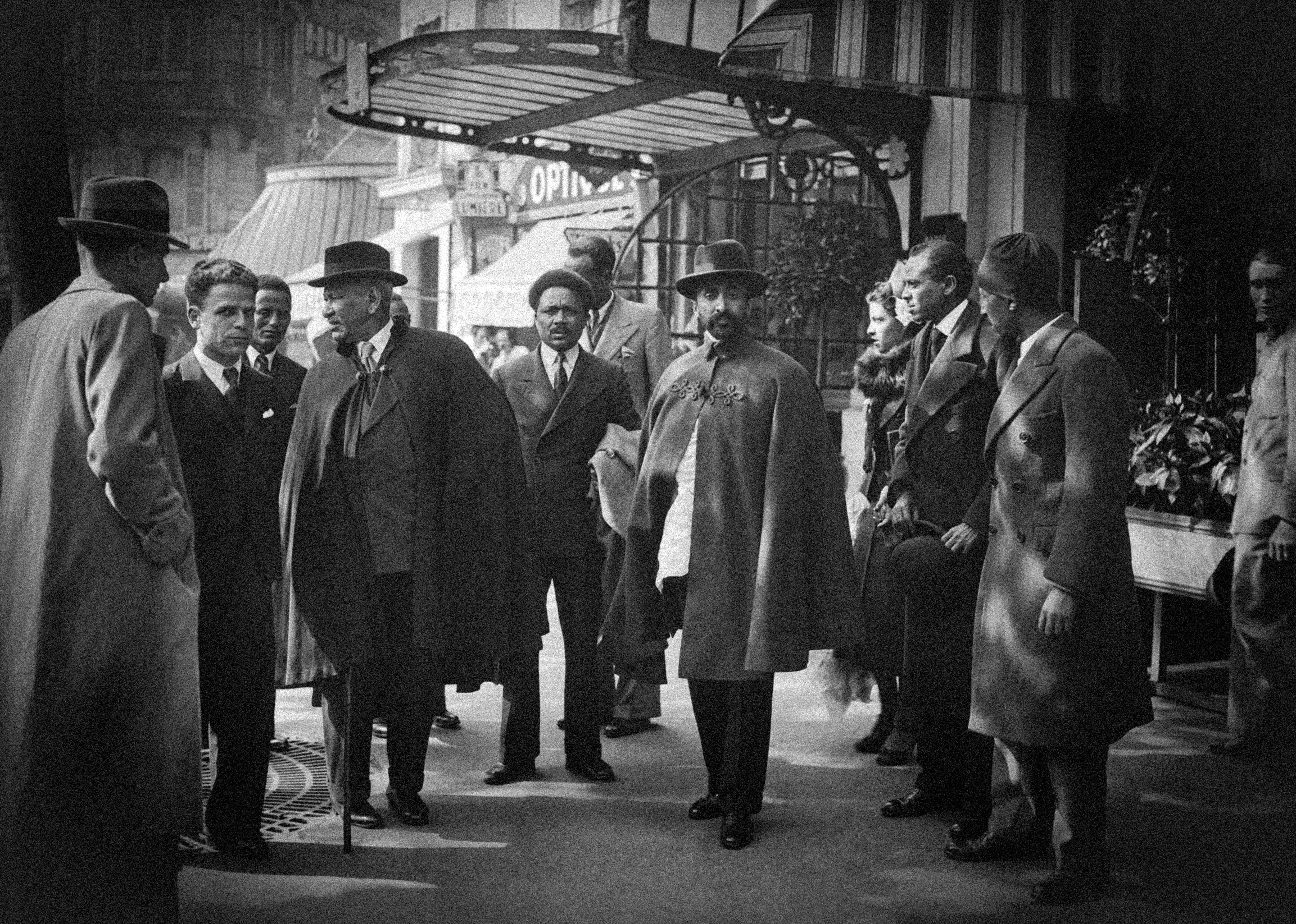Haile Selassie a Parigi, davanti all'hotel