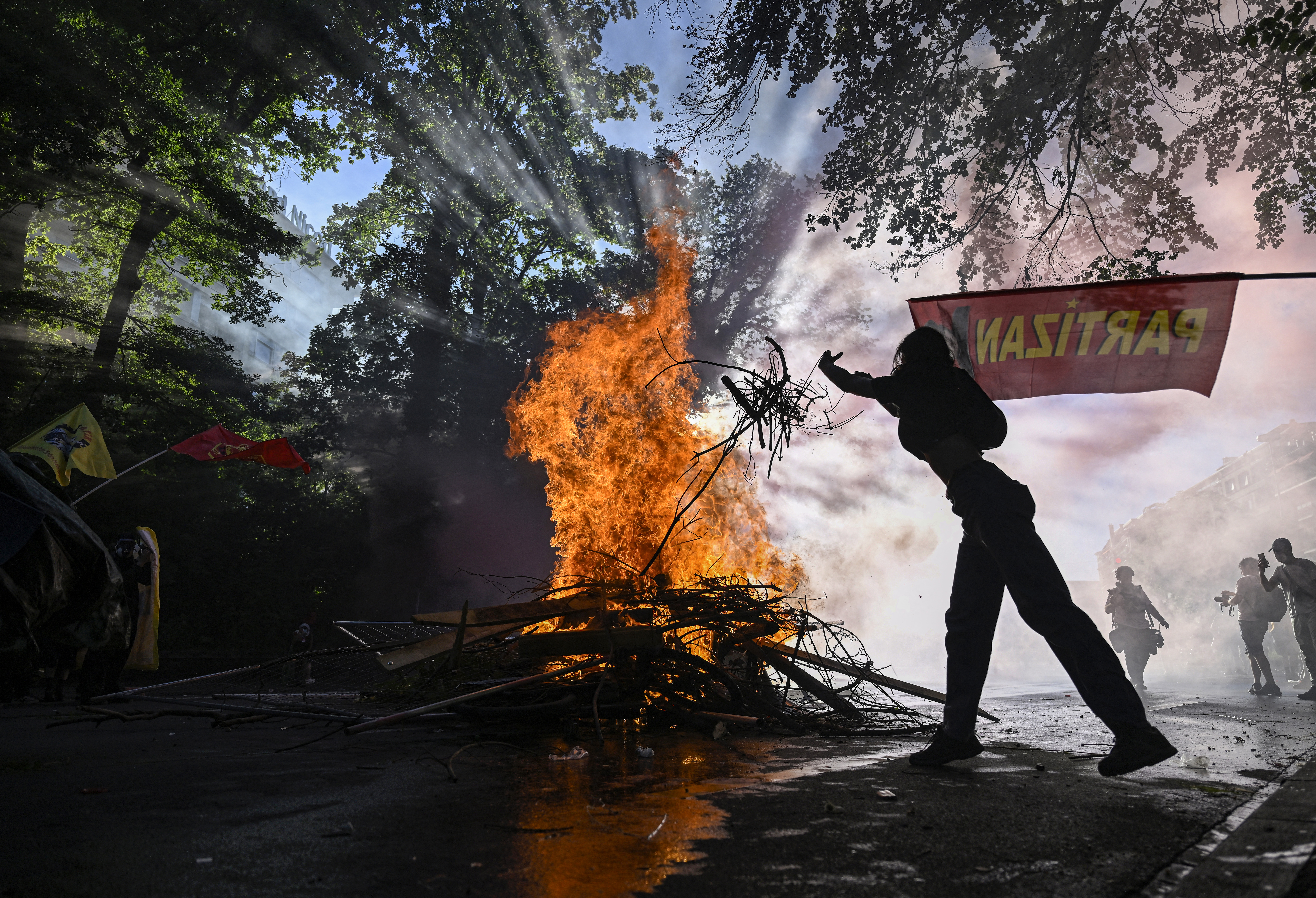 Protesta, fiamme al centro dell'immagine