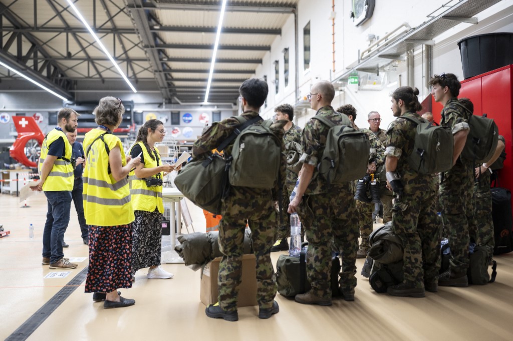 Personal de rescate y equipos de ayuda están preparados para su despliegue hacia Venezuela en el aeropuerto de Zúrich, en Kloten.