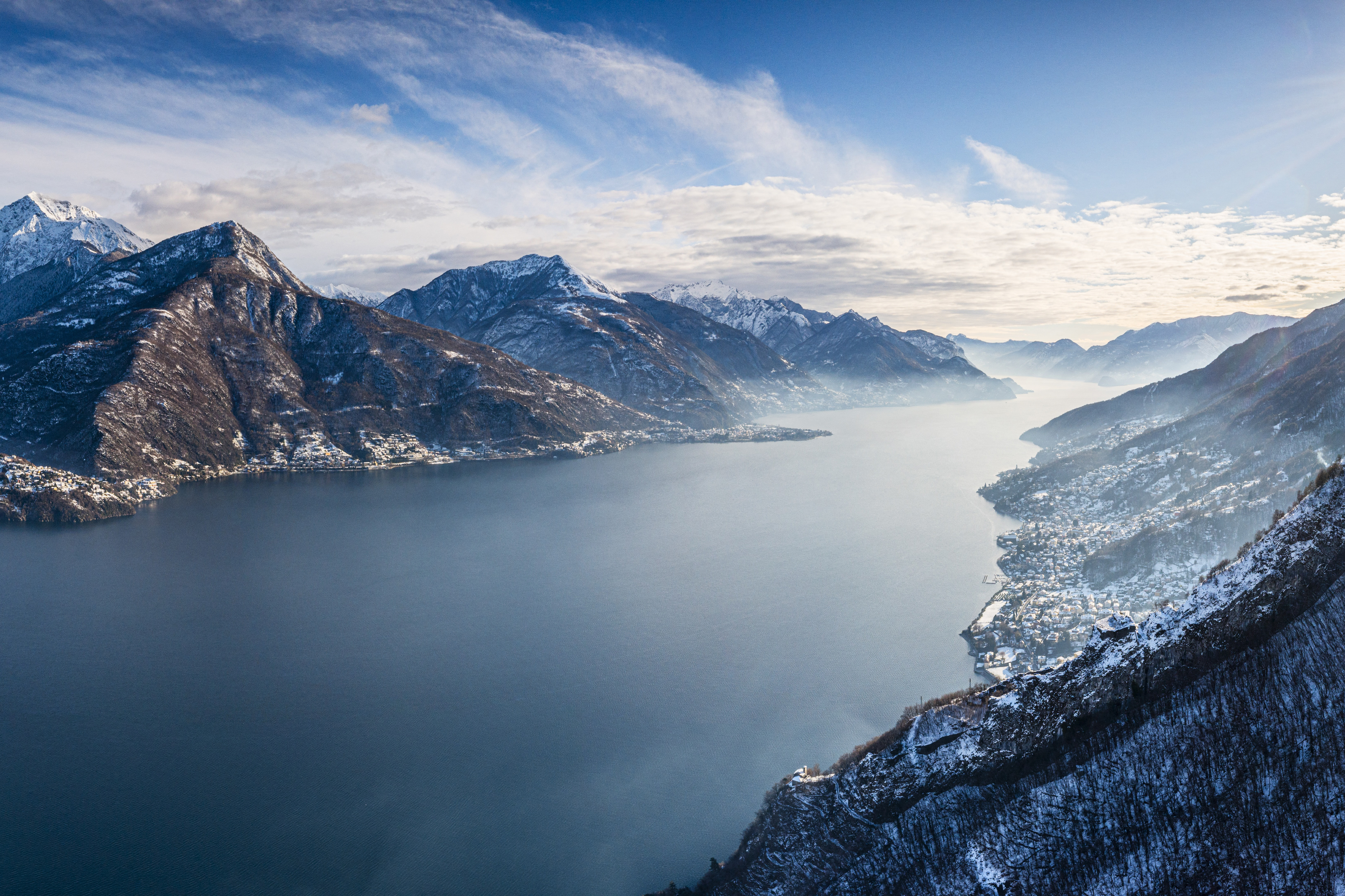 Vista dall'alto di un lago con montagne.