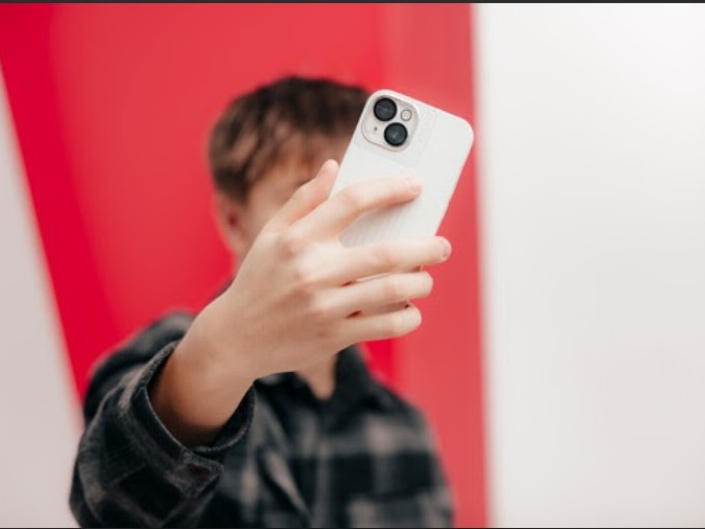 Deepfakes and sextortion on the rise among young people in Switzerland