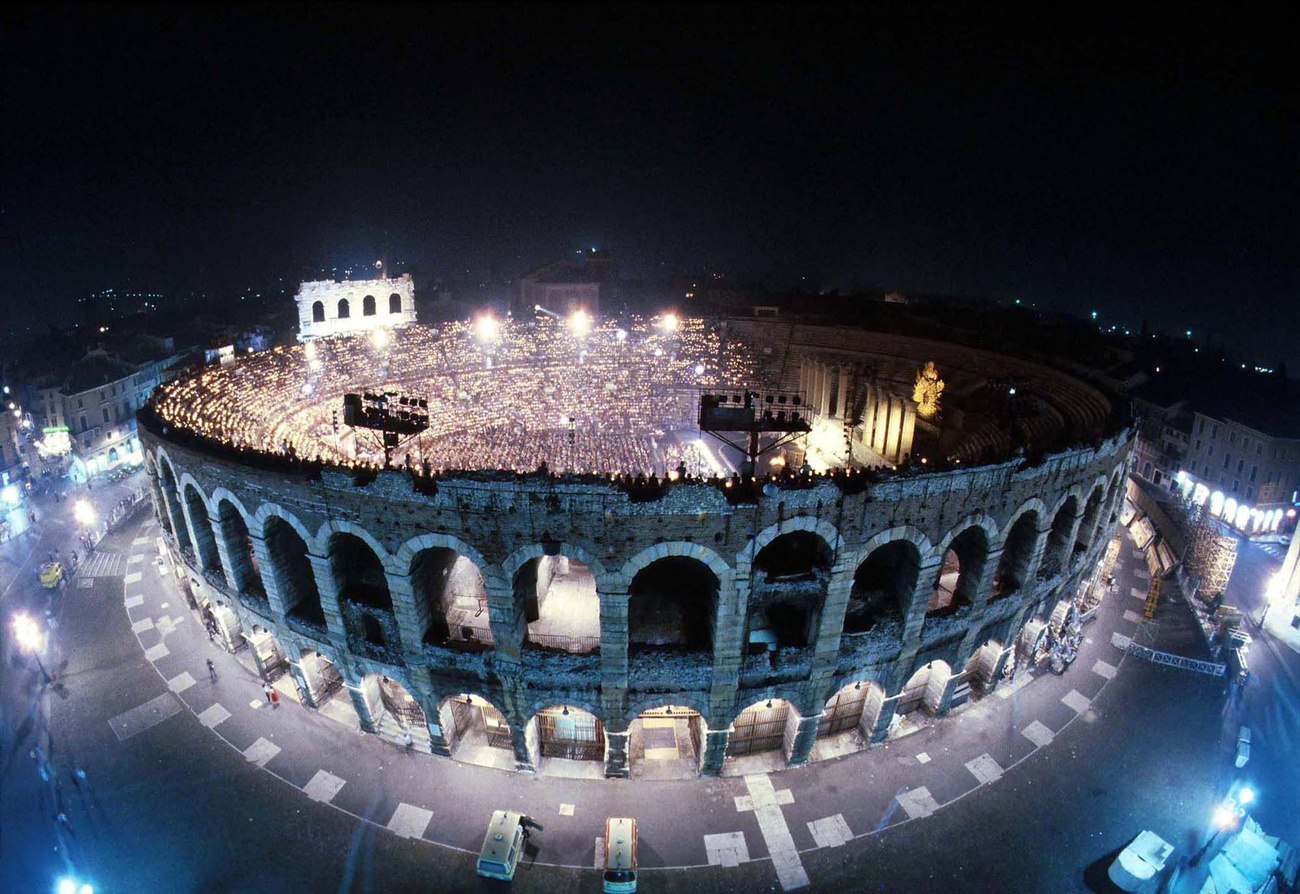 L'arena di Verona vista dall'alta in una foto notturna.
