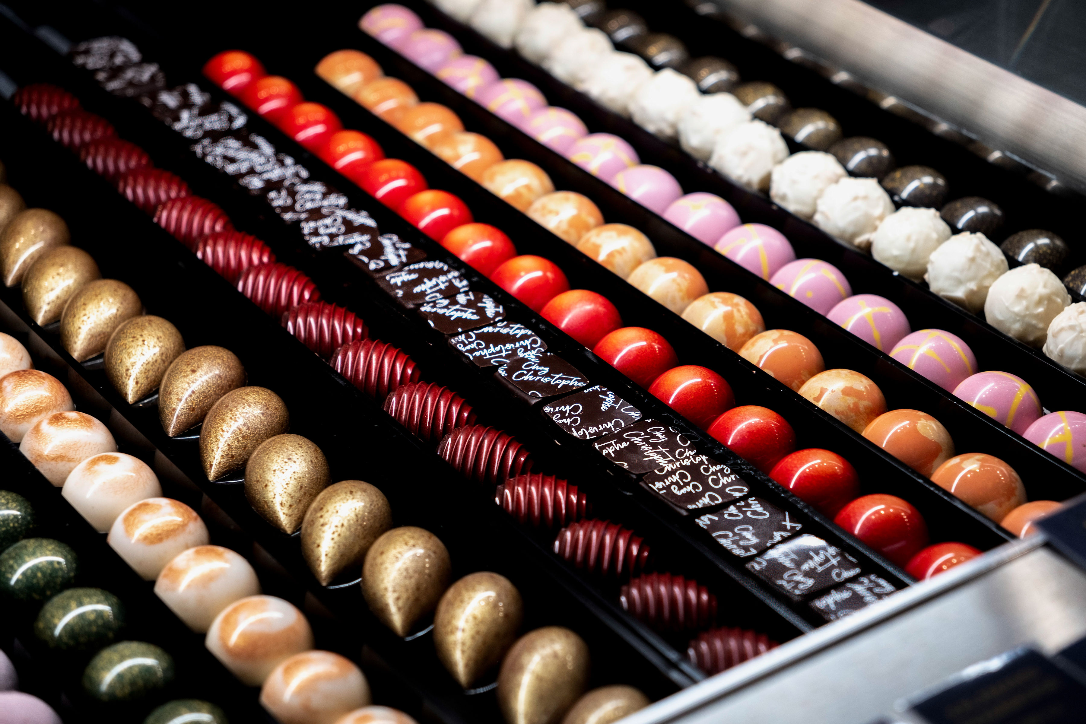 des rangées de pralinés au chocolat