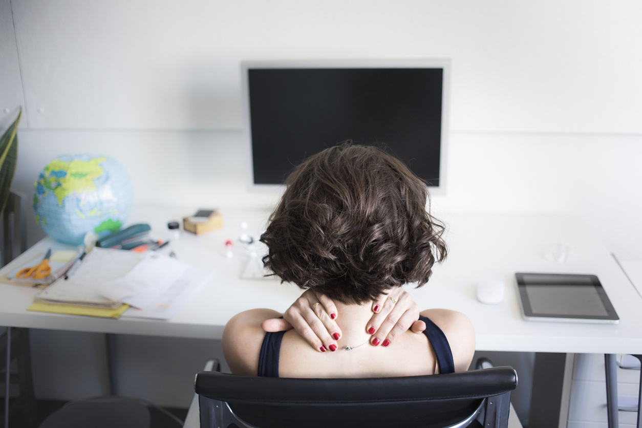 Giovane ragazza davanti a un PC spento