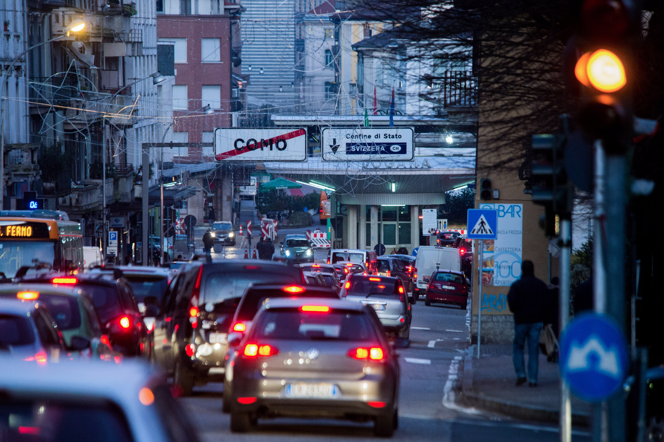 auto in colonna al confine svizzera italia a chiasso, lato italiano