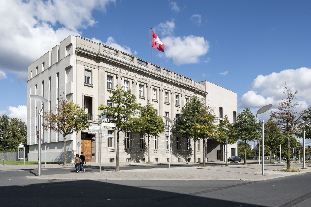 Bätiment avec drapeau suisse sur le toit