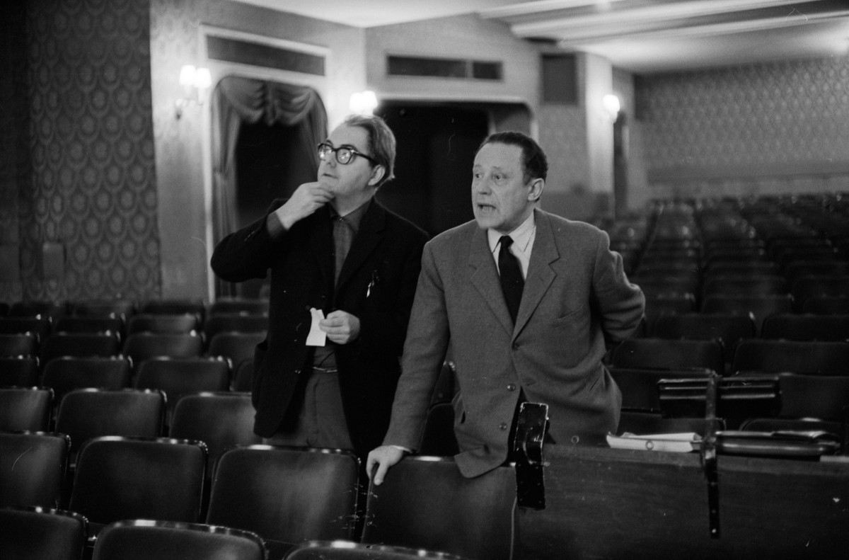 Kurt Hirschfeld (rechts) formte das Schauspielhaus Zürich zu einer führenden Bühne im deutschsprachigen Raum. Nach dem Krieg setzte er auf neue Stimmen, wie die von Max Frisch (links), die er so entscheidend förderte und international sichtbar machte.