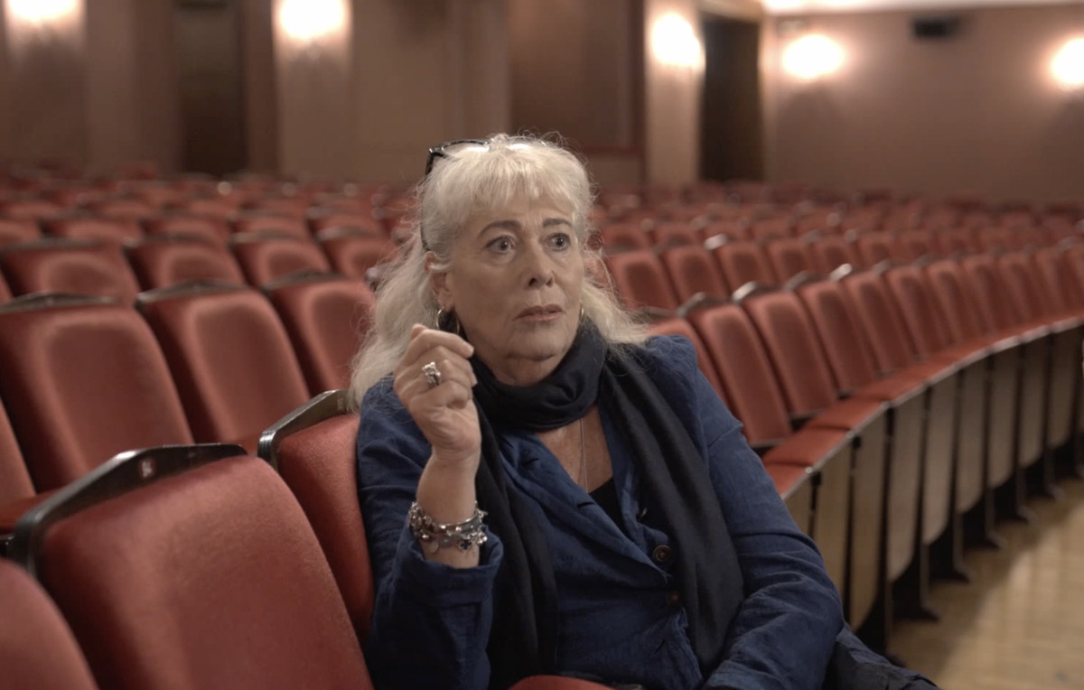 Ruth Hirschfeld im Schauspielhaus Zürich – am Ort, an dem ihr Vater Geschichte schrieb und doch lange unsichtbar blieb.