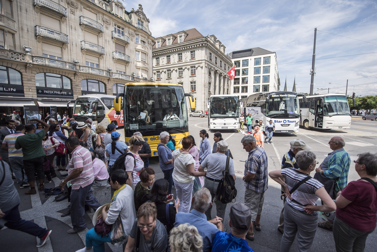 Multitud y autobús
