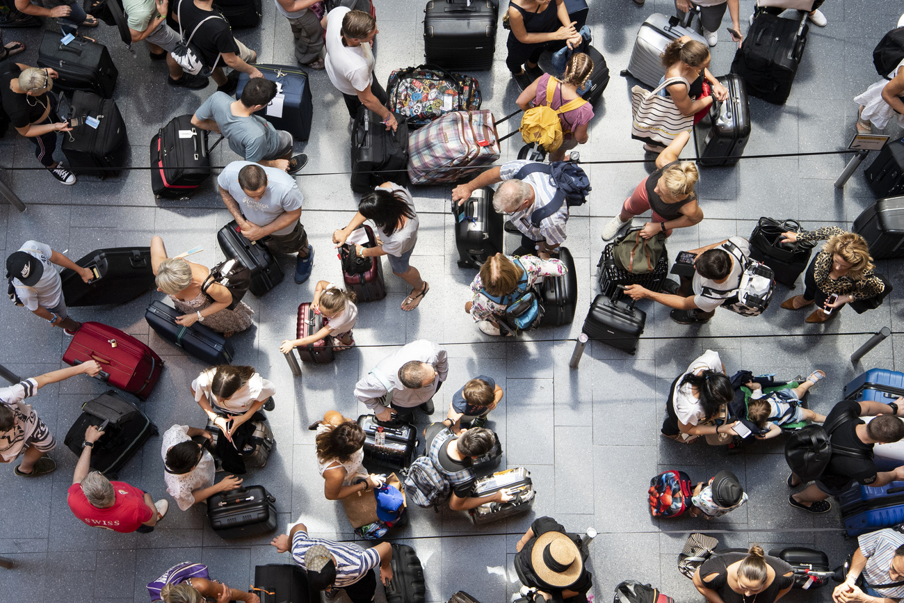 Folla di persone con valige