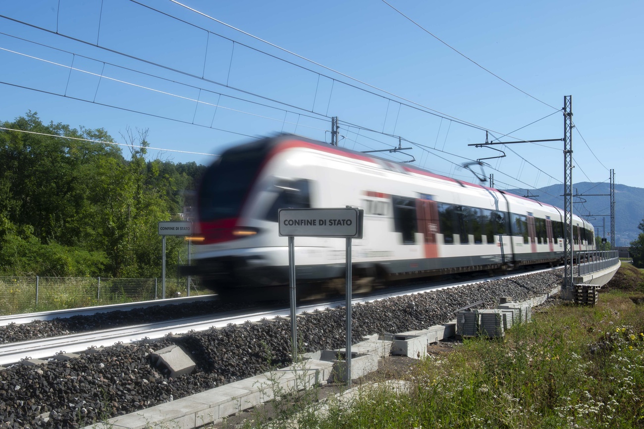 Un treno TILO attraverso il confine di stato.