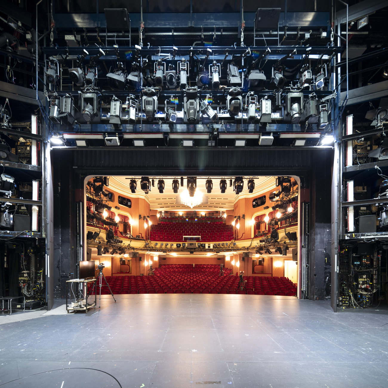 Blick von der Buehne auf den Zuschauerraum und die Buehnentechnik im Schauspielhaus Zuerich Pfauen.