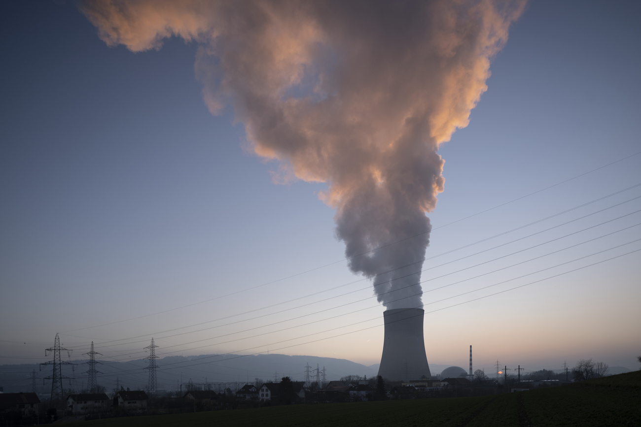 vapore esce da canna fumaria di una centrale nucleare