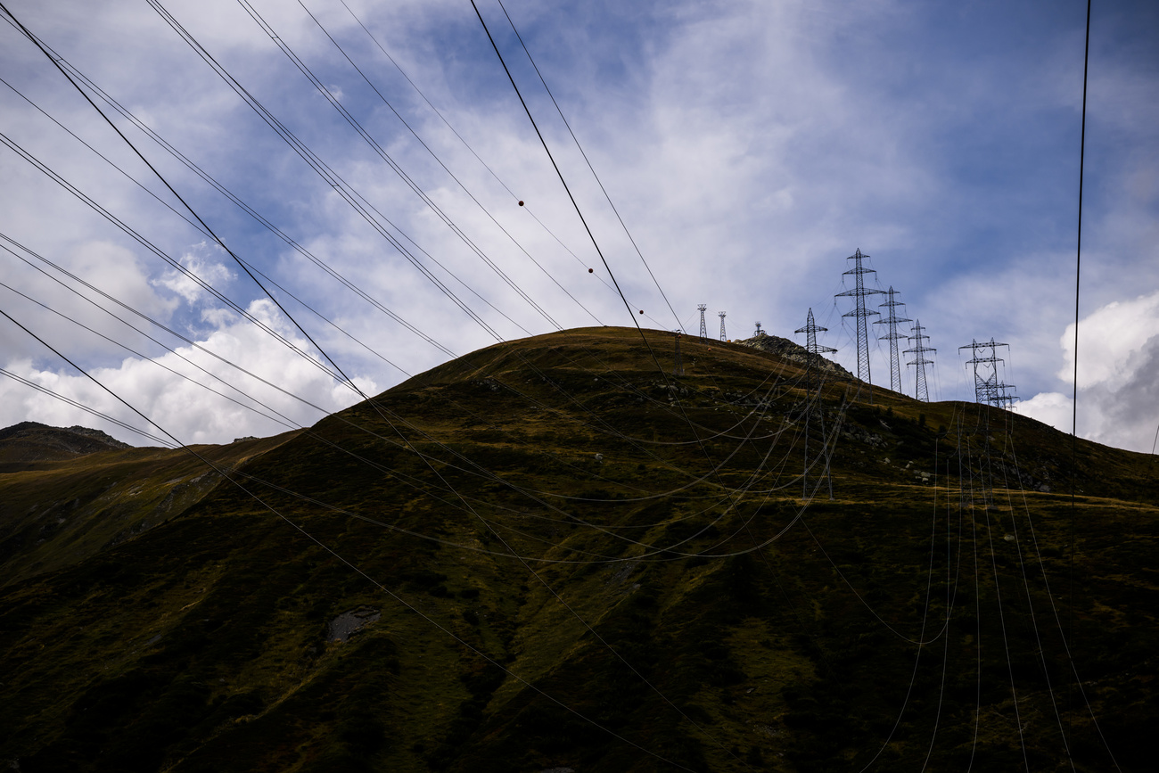 Tralicci dell'alta tensione sul passo della Novena.
