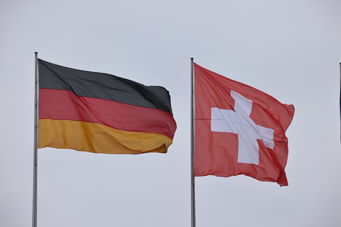 bandiera tedesca e bandiera svizzera svolazzano al vento