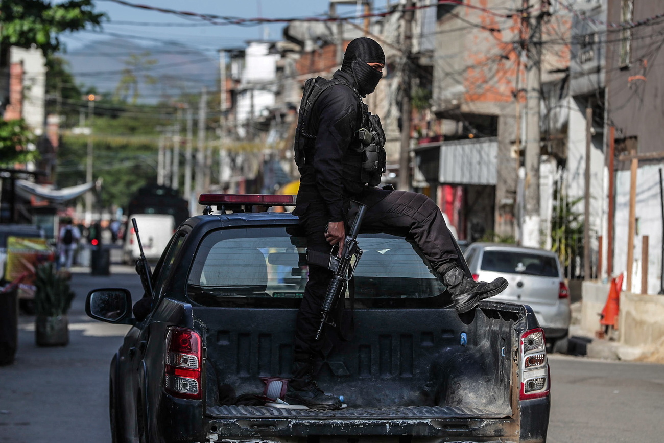 Caso de polícia ou de política? Patrulha em bairros disputados pelo tráfico e por milícias no Rio de Janeiro.