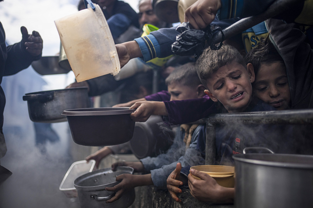 Bambini con i piatti pieni di cibo
