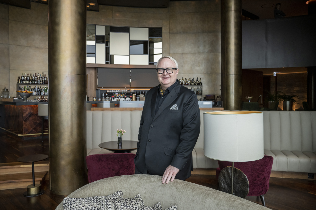 After the summit, the manager of the Bürgenstock Hotel, Chris Franzen, asked to be interviewed whilst standing, so as not to fall asleep.