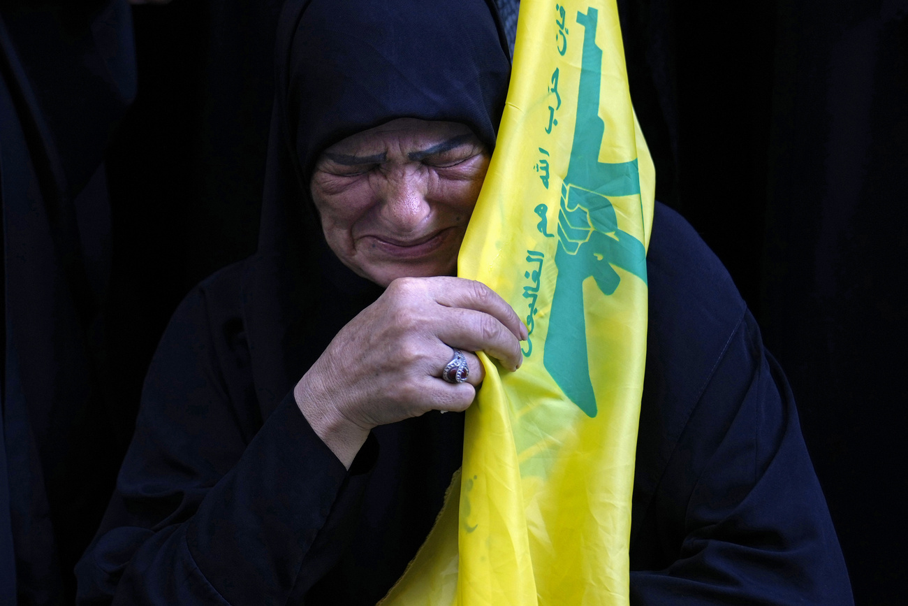 donna piange su bandiera hezbollah