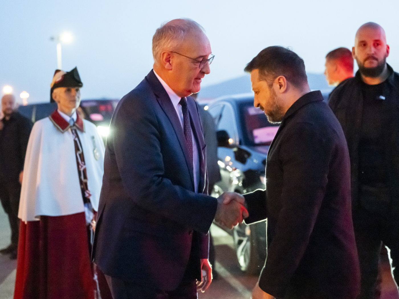 stretta di mano tra parmelin e zelensky