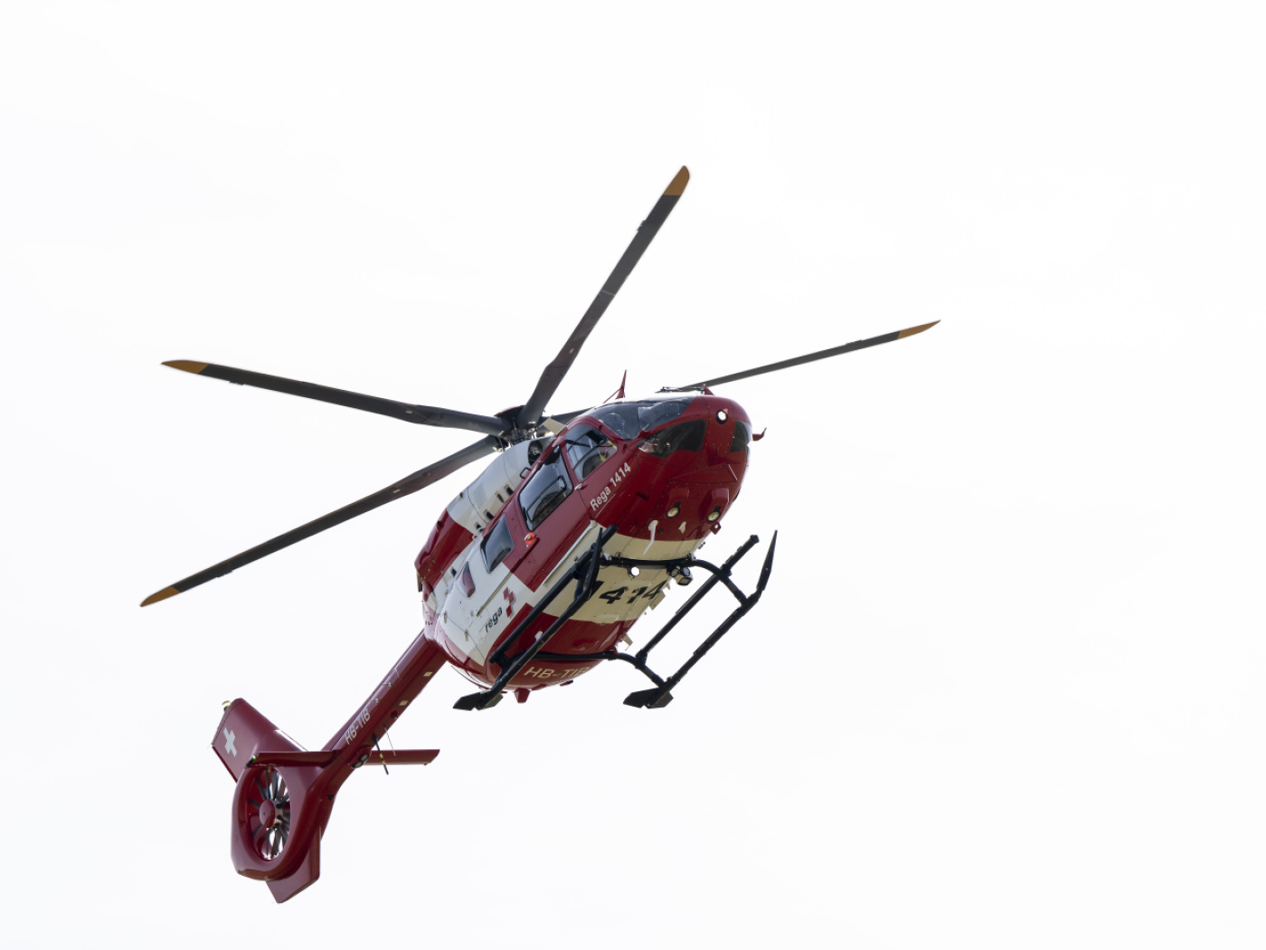 Traktor überschlägt sich in Oberdorf BL und klemmt Lenke...