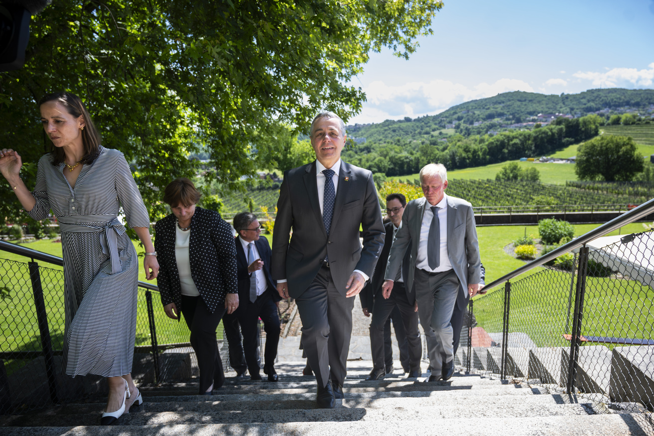 Il consigliere federale Ignazio Cassis con i membri del Governo ticinese.