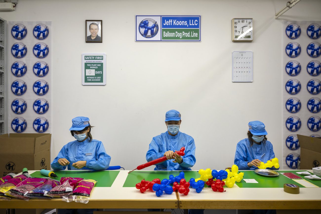 Basel Social Club's theme (and venue) in 2025 was "Bank". In the picture, a room set up as a "Jeff Koons Special Sale" with an industrial production of inflatable animals.