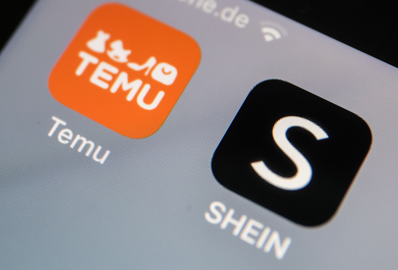 Logo di app temu e shein su uno smartphone