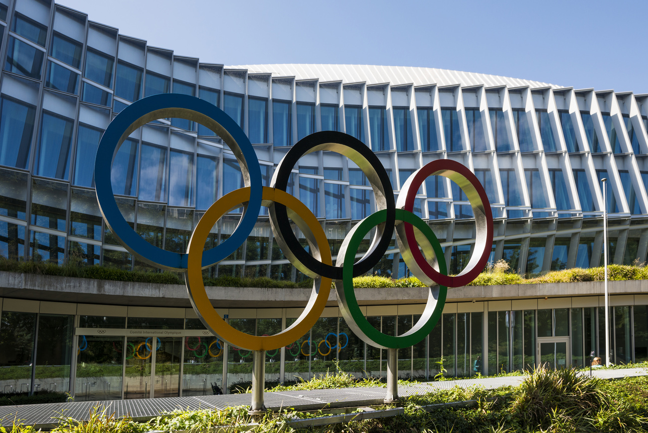 Logo delle olimpiadi davanti a edificio