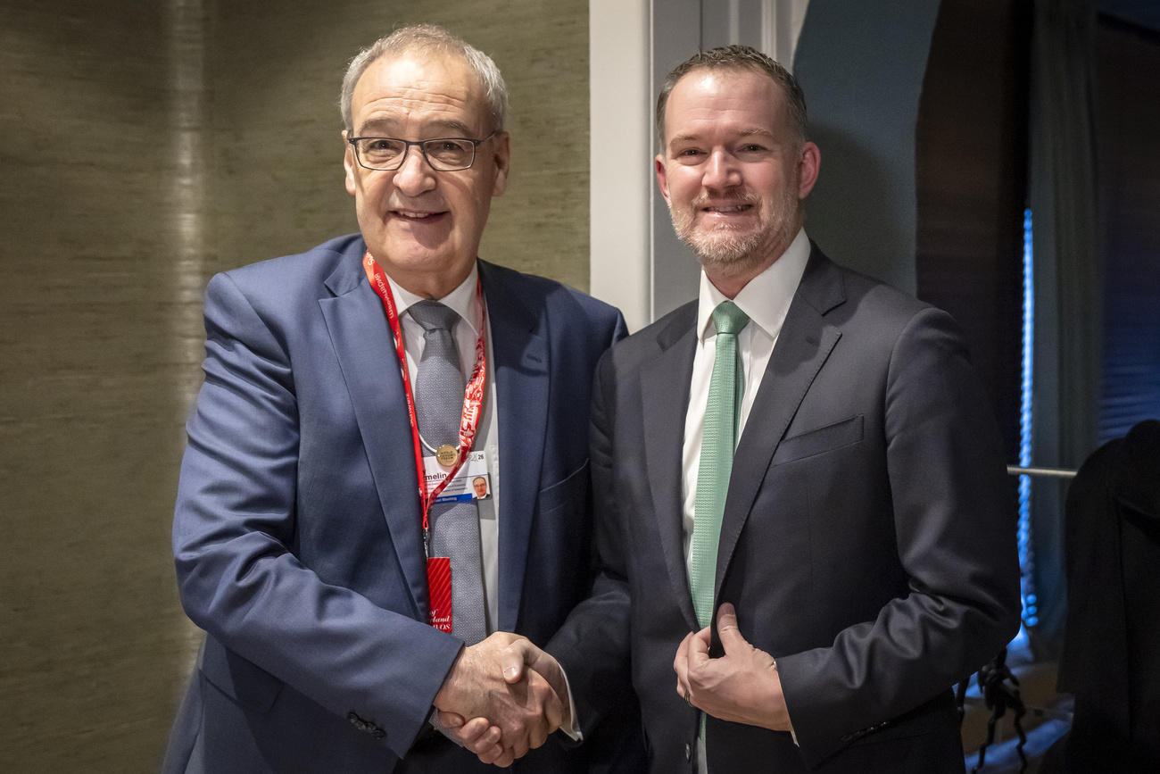 Guy Parmelin schüttelt die Hand von Jamieson Greer