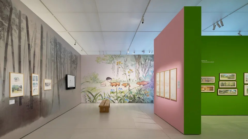 Eintauchen in Isao Takahatas Animationswelt: Riesige Bilder aus Filmen von Isao Takahata zieren die Wände der Ausstellung im mudac.
