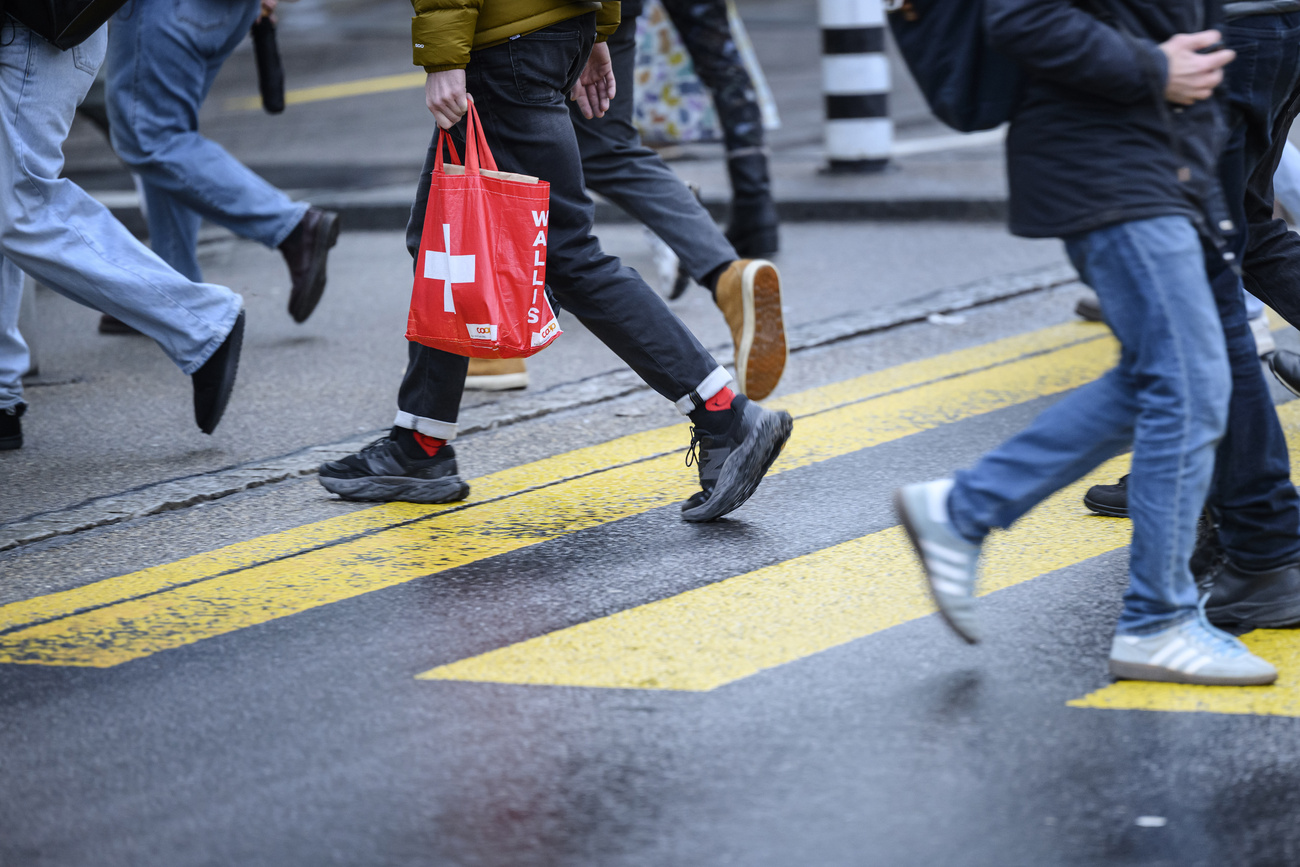 persone attraversano sulle strisce