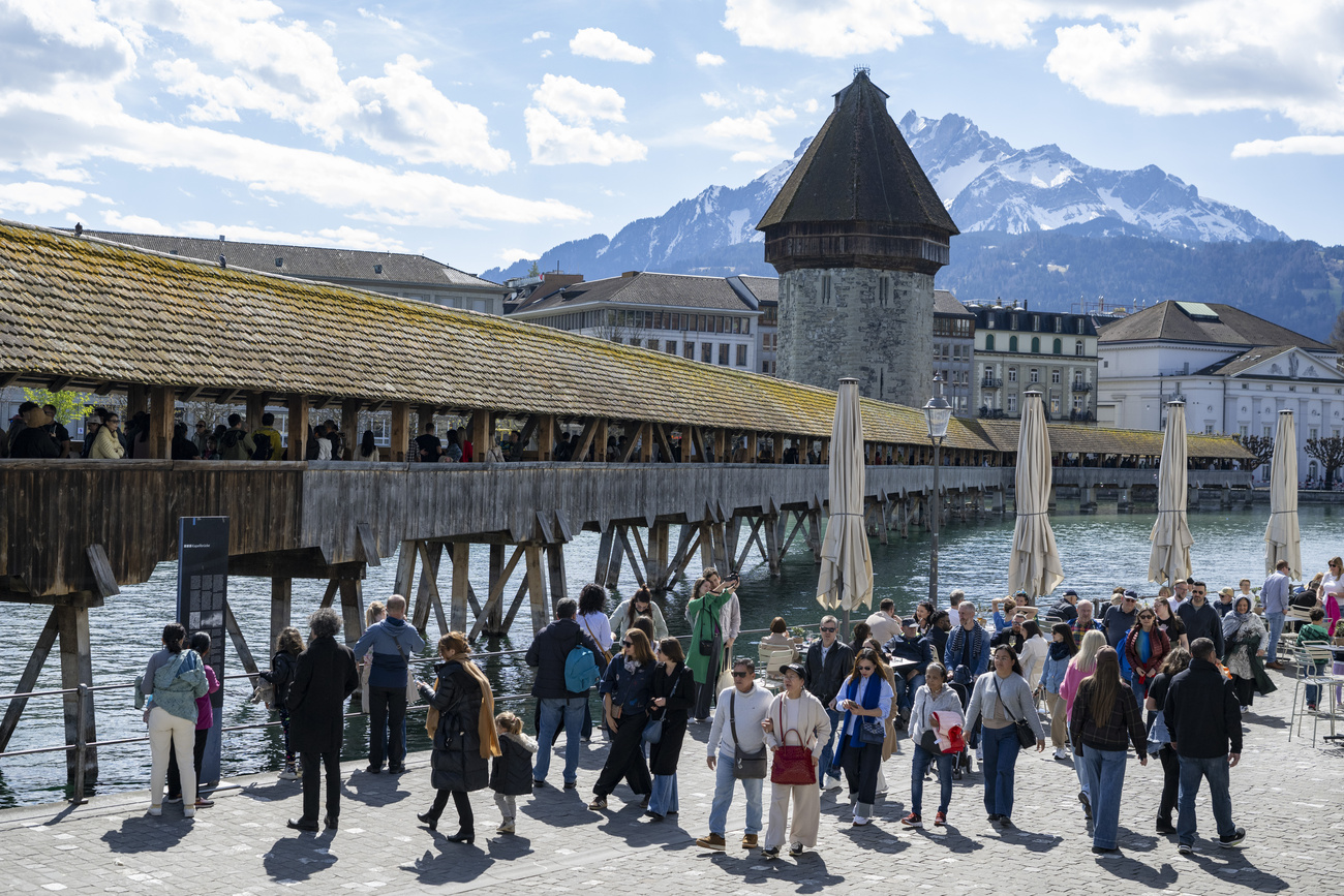 Groupe de touristes devant le Kapellbrücke