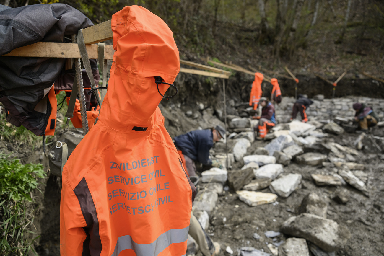 une veste du service civil est suspendue à un poteau.