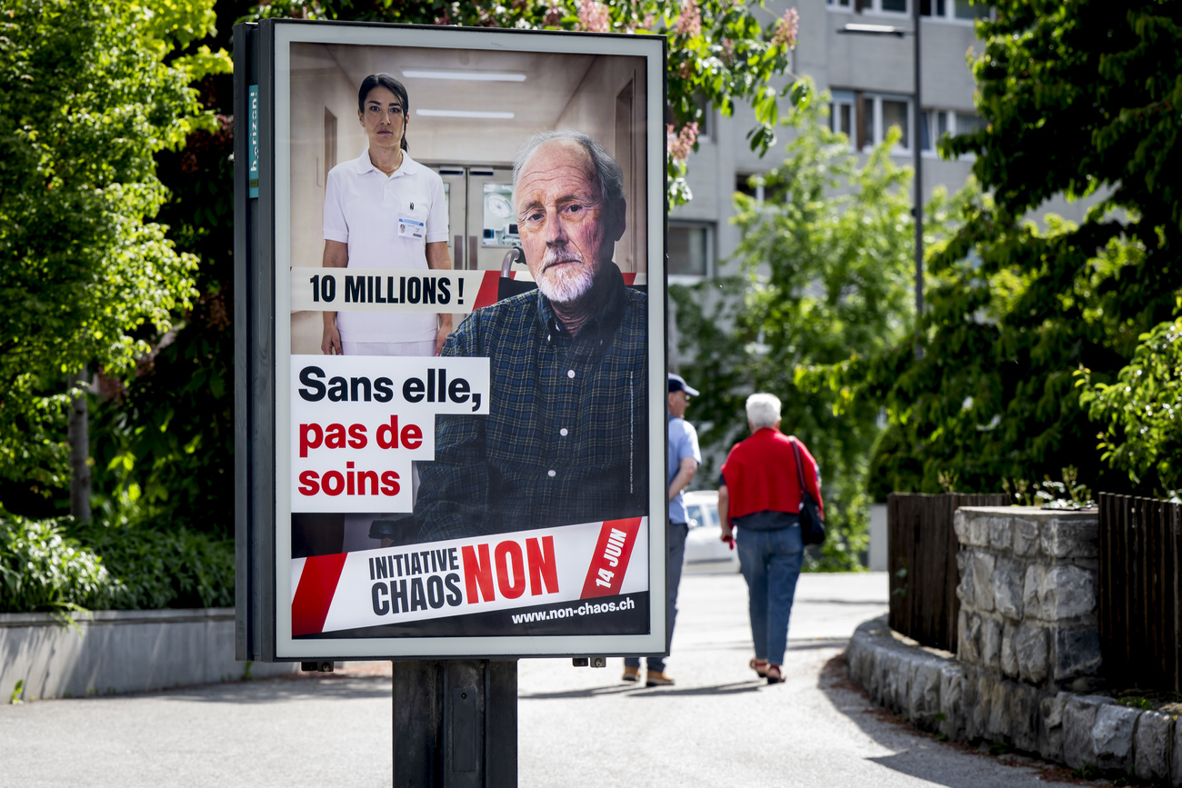 Une affiche du comite "Non a l'initiative du chaos" de l'UDC est visible dans une rue le samedi 9 mai 2026 a Sion. L'initiative populaire de l'UDC "Non a une Suisse a 10 millions ! (Initiative pour la durabilite)" vise a plafonner la population residante permanente a 10 millions d'habitants d'ici 2050. Le 14 juin 2026, le peuple suisse se prononcera sur l'initiative populaire "Non a une Suisse a 10 millions ! (Initiative pour la durabilite)".