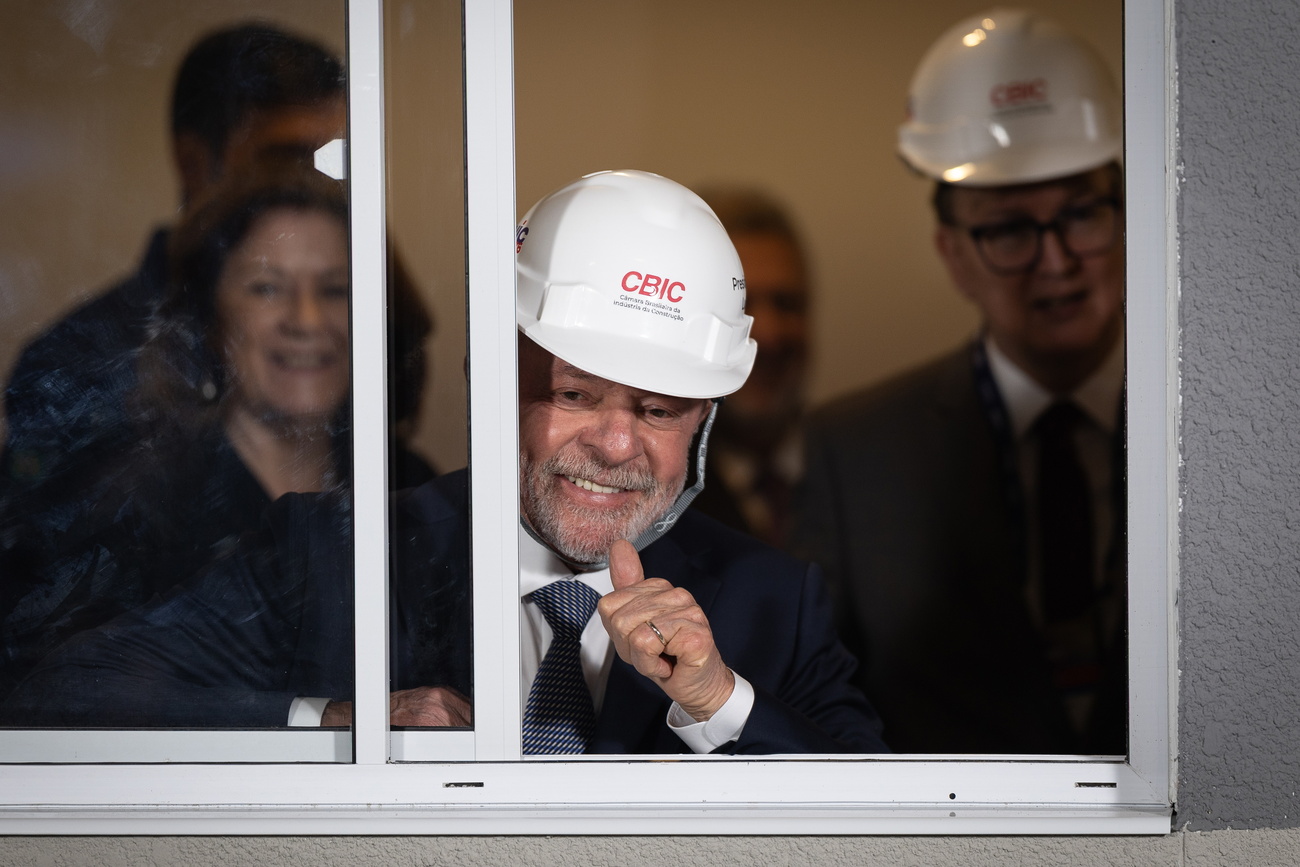 Homem com um capacete na cabeça