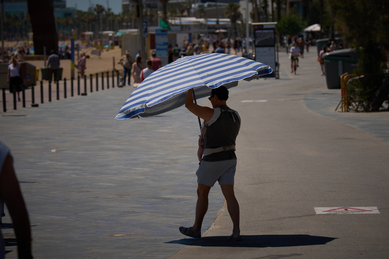 Rinfrescarsi a Barcellona il mese scorso. I vacanzieri svizzeri sono ora più propensi a prendere in considerazione una pausa in Spagna rispetto a un paio di anni fa.