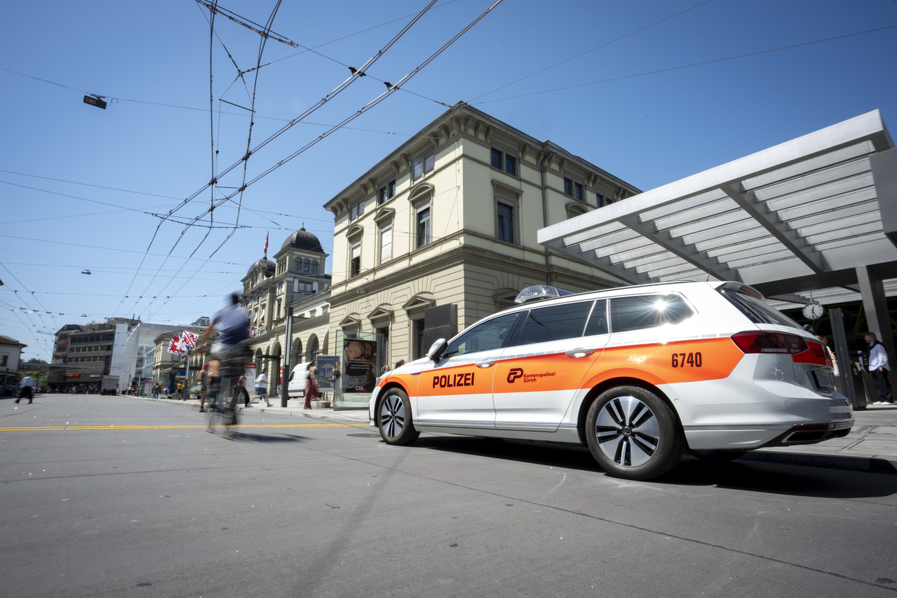 auto polizia davanti alla stazione di winterthur