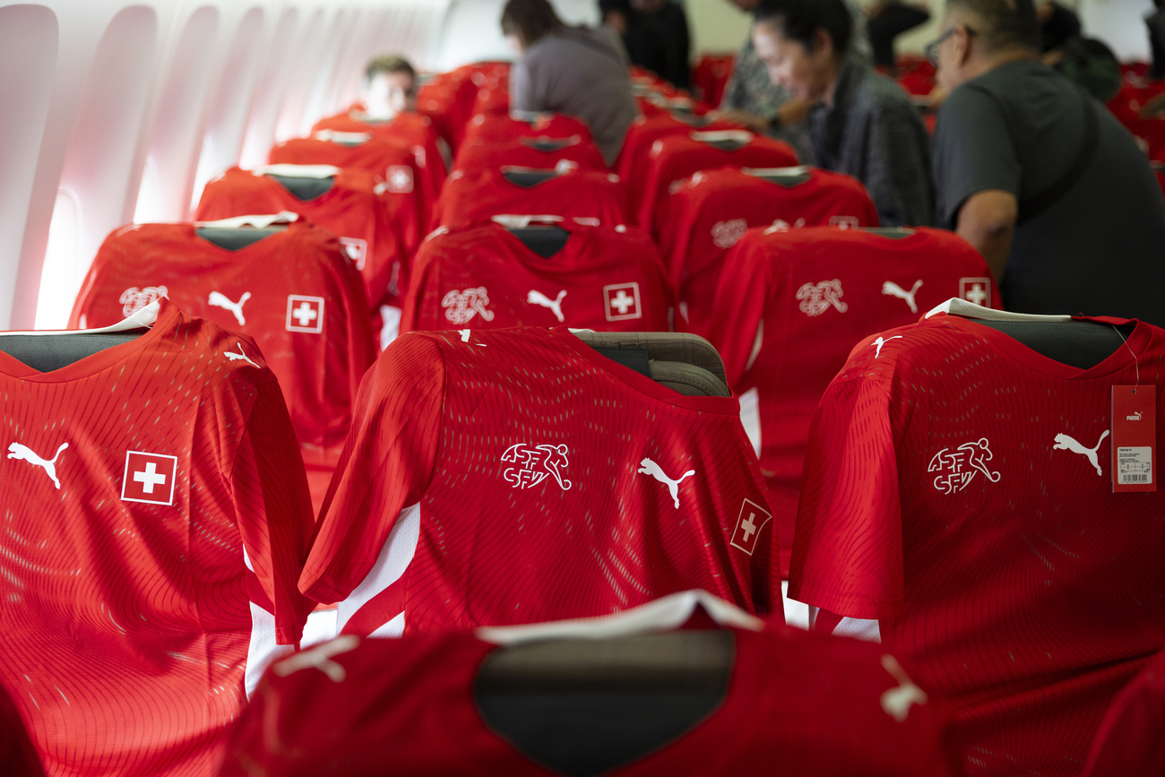 Magliette della nazionale di calcio sui sedili di un aereo