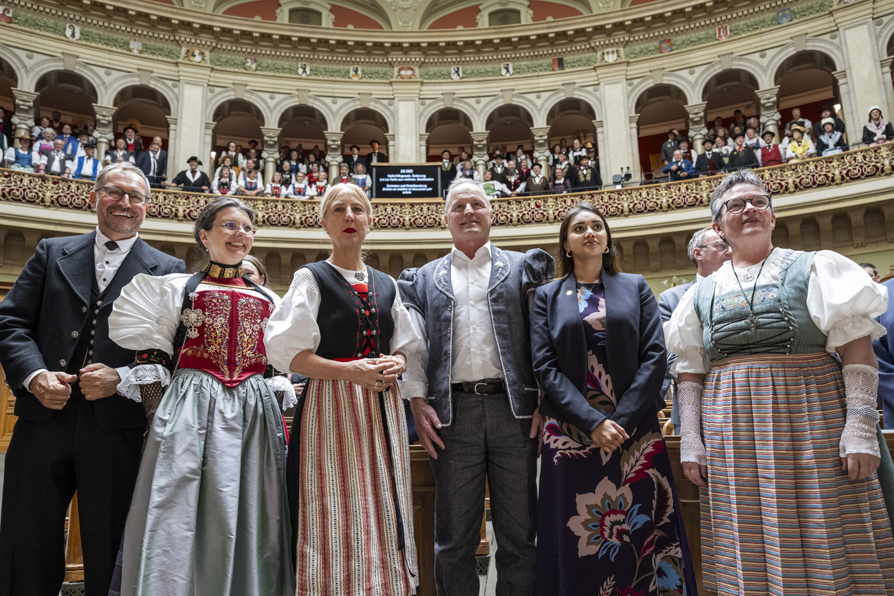 Parlamentari in costume tradizionale: Roland Rino Büchel (UDC), Regina Durrer (Centro), Katja Christ (GLP), Pierre-André Page (UDC), Farah Rumy (PS) e Vroni Thalmann-Bieri (UDC).