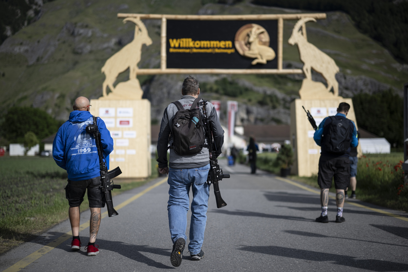 Tiratrici e tiratori in cammino verso l’entrata di uno dei luoghi che ospitano la Festa federale di tiro, che si svolge da venerdì a domenica in tutto il canton Grigioni. Sono attesi 35'000 partecipanti e 100'000 visitatori e visitatrici.