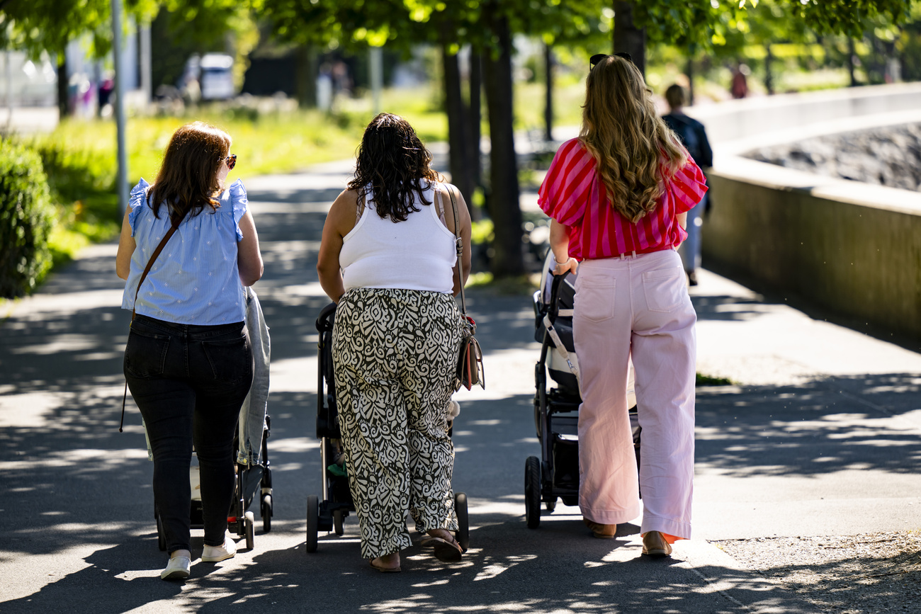 Donne con passeggini
