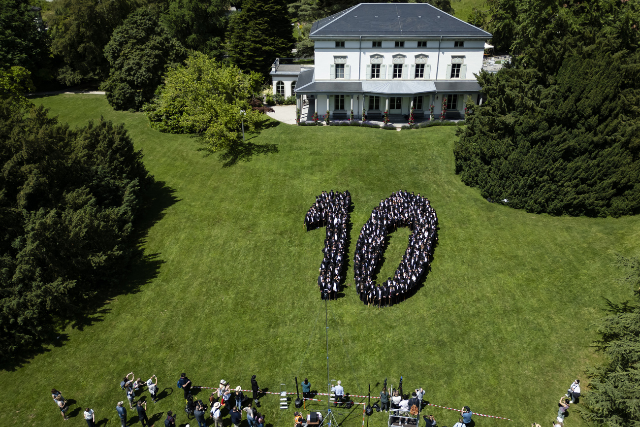 numero 10 formato da oltre 400 persone vestite da chaplin fotografate dall'alto